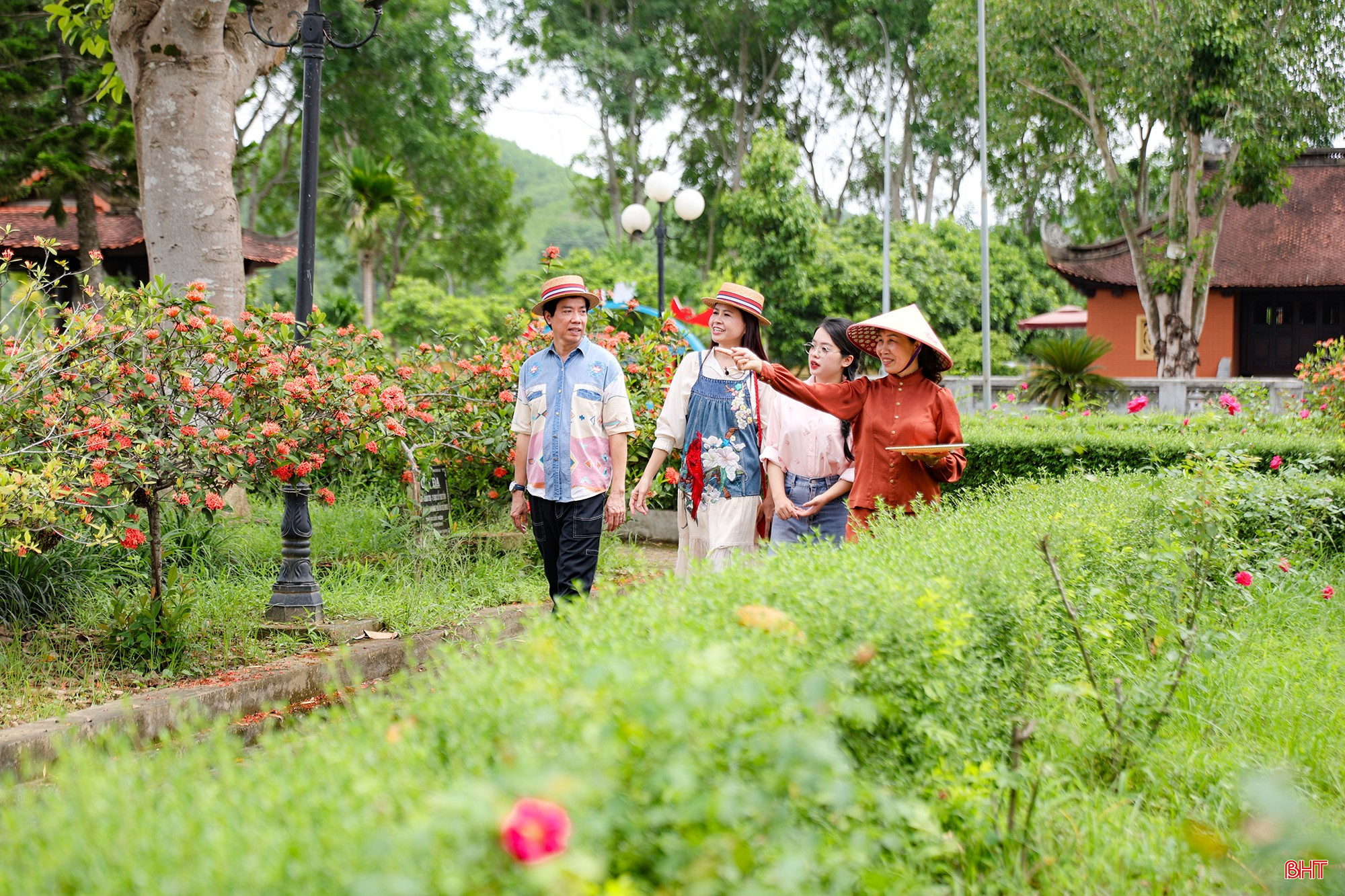 “Đứng giữa không gian này mới hiểu vì sao cụ Lê Hữu Trác lại chọn nơi đây để sống và chữa bệnh cứu người. Núi rừng tự thân đã mang một năng lượng chữa lành rất đặc biệt”, ca sĩ Tấn Sơn chia sẻ.