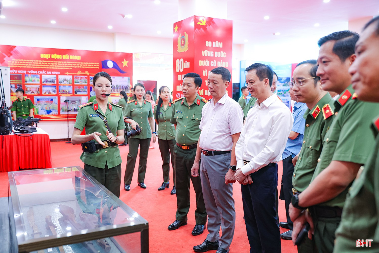 Chủ tịch UBND tỉnh Phan Thiên Định và các đại biểu tham quan trưng bày.