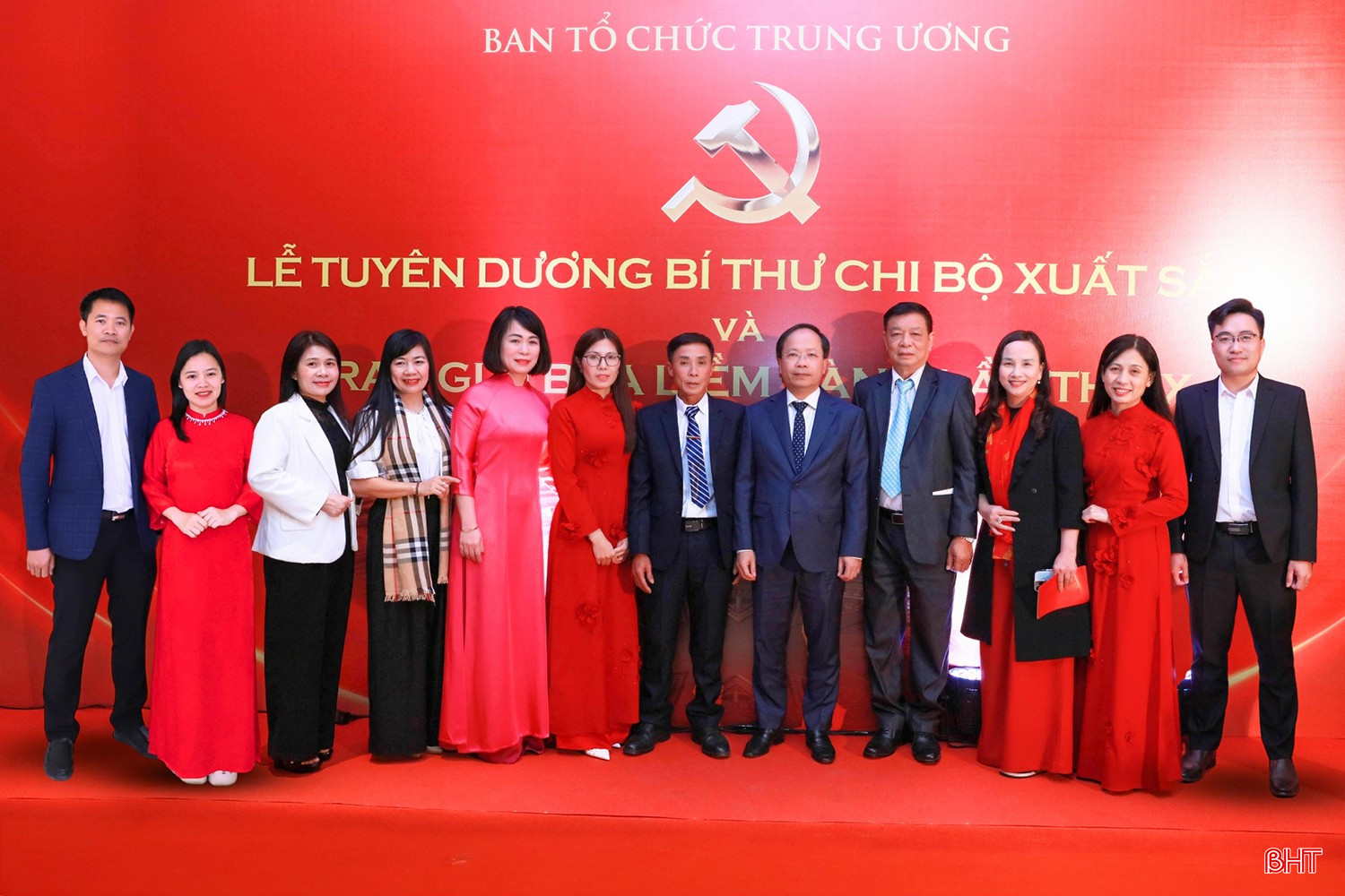 bqbht_br_abi-thu-tinh-uy-ha-tinh-nguyen-duy-lam-chup-anh-luu-niem-cung-can-bo-phong-vien-bao-va-phat-thanh-truyen-hinh-ha-tinh-ben-le-le-trao-giai-bua-liem-vang-toan-quoc-2026.jpg