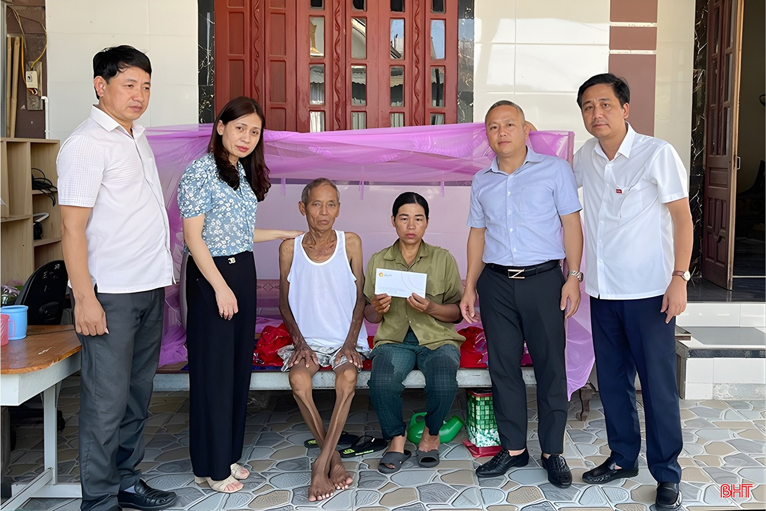 bqbht_br_alanh-dao-bao-va-phat-thanh-truyen-hinh-ha-tinh-tham-hoi-trao-qua-cho-nhung-hoan-canh-kho-khan.jpg