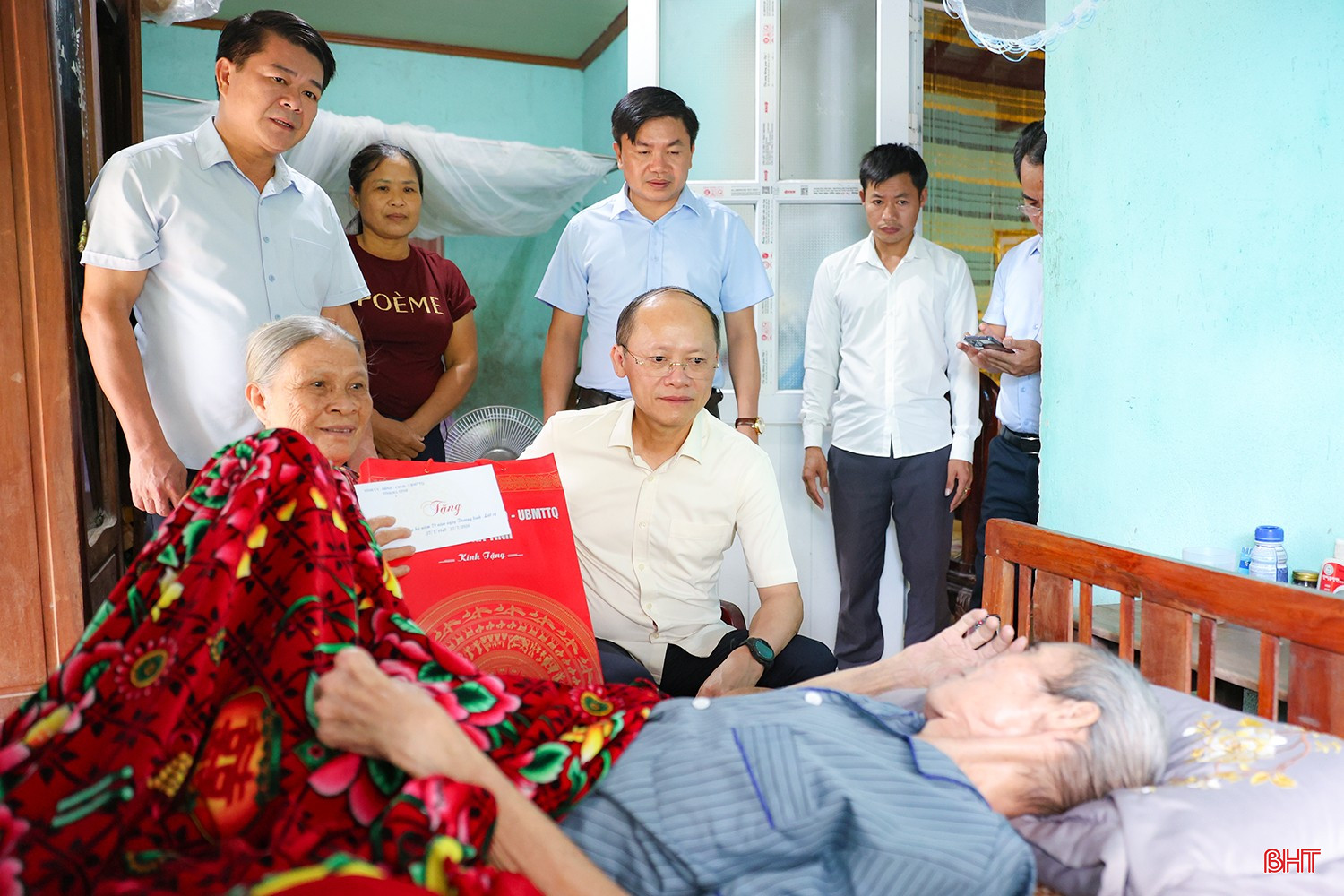 Phó Bí thư Thường trực Tỉnh ủy tới thăm ông Nguyễn Trí Tuấn (SN 1952, trú tại thôn Hòa Sơn, xã Cẩm Hưng), là thương binh 71%. Ông Tuấn nhập ngũ tháng 1/1970, bị thương năm 1972 tại Lào.