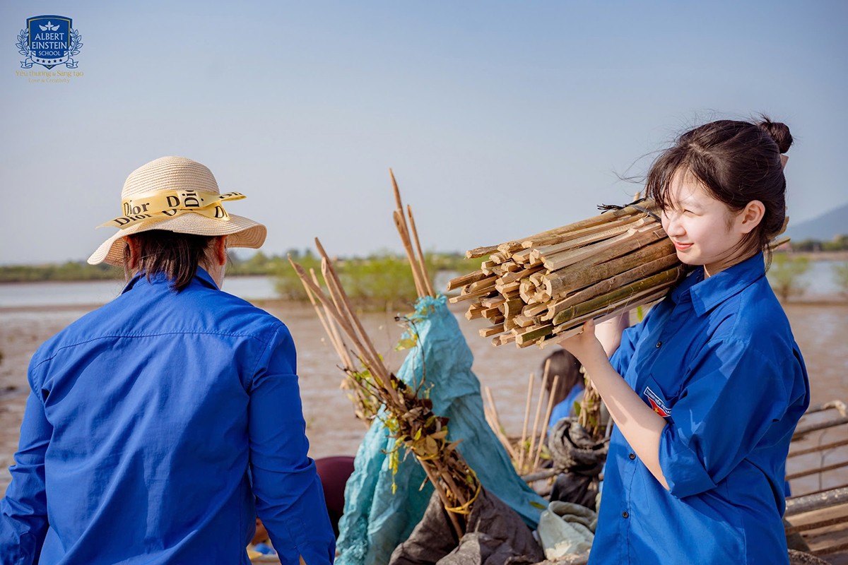 Các hoạt động ngoại khóa giúp học sinh phát triển năng lực giải quyết vấn đề, kỹ năng giao tiếp, hợp tác và ứng xử chuyên nghiệp.
