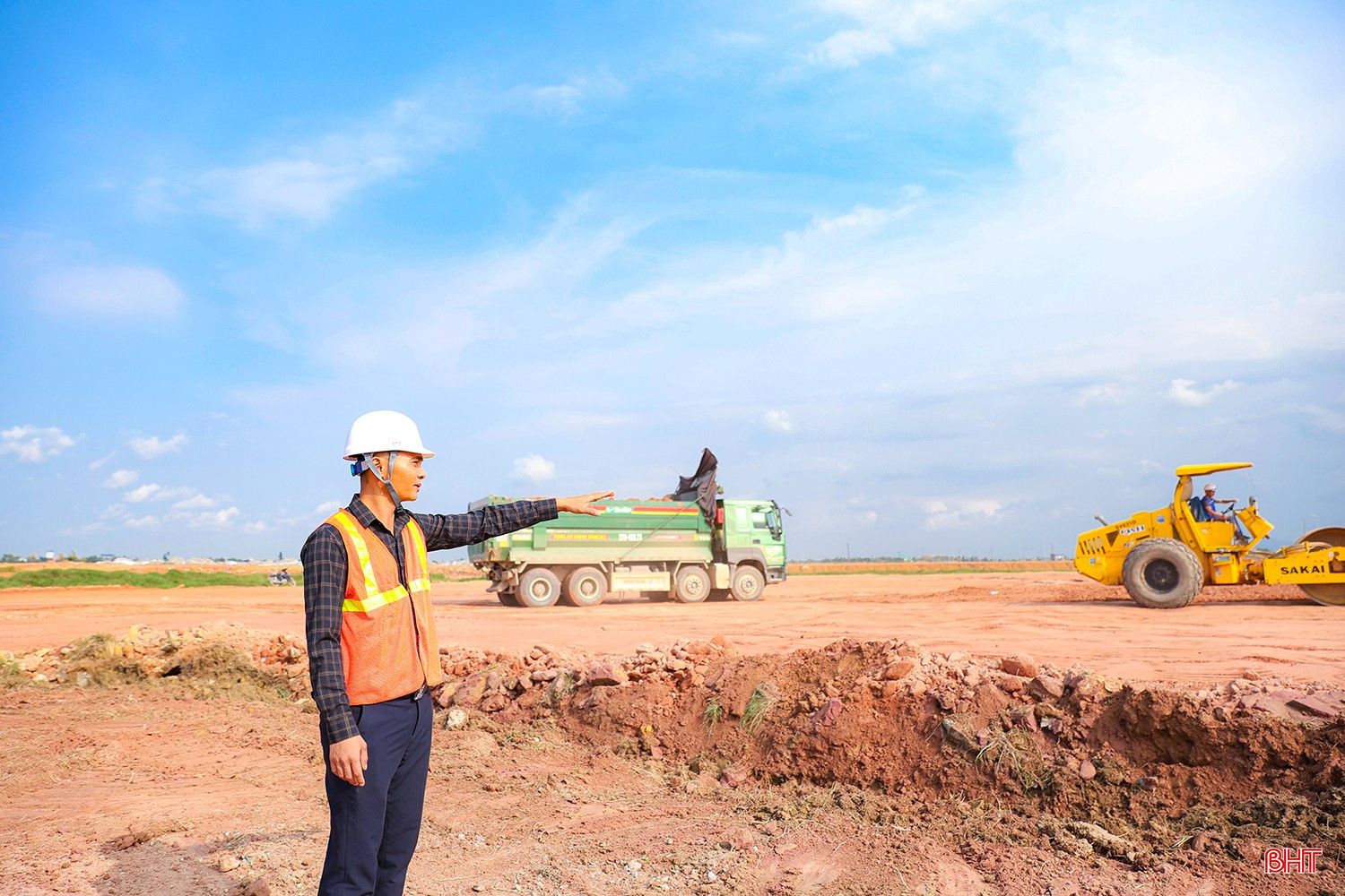 Anh Nguyễn Công Anh, Chỉ huy trưởng Công ty CP Xây dựng và Dịch vụ Thành Lâm cho biết: “Tranh thủ thời tiết thuận lợi, đơn vị đang tổ chức thi công theo phương châm “3 ca, 4 kíp”, kéo dài thời gian làm việc trong ngày để đẩy nhanh tiến độ. Dù khối lượng công việc lớn, thời tiết diễn biến thất thường nhưng công ty luôn quan tâm chế độ, điều kiện làm việc và sinh hoạt nên người lao động yên tâm bám công trường, quyết tâm hoàn thành nhiệm vụ”.