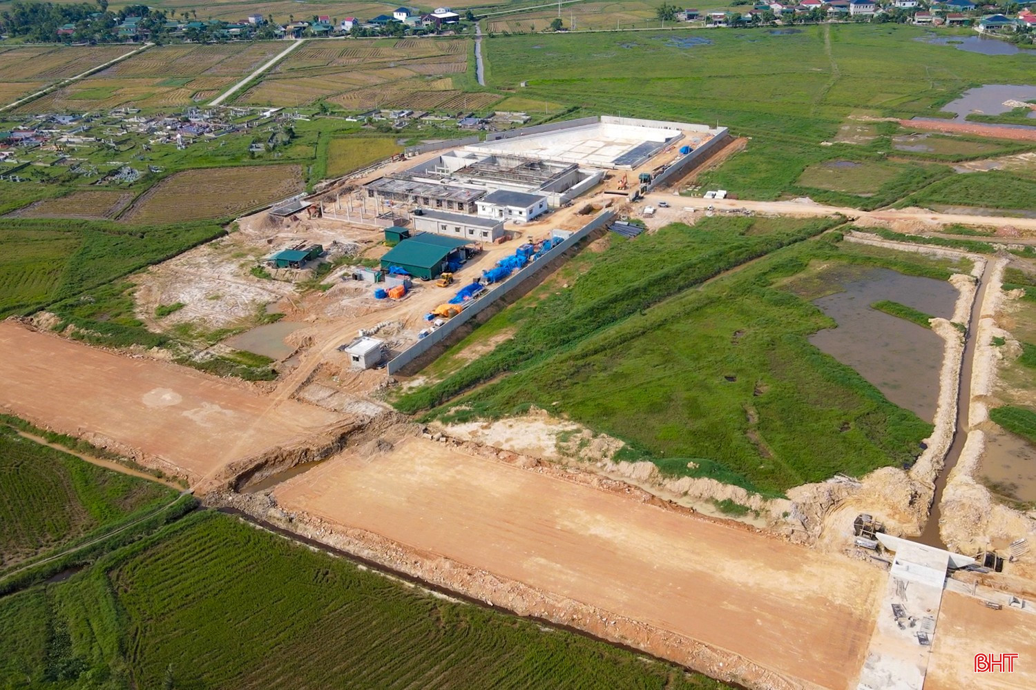Chủ đầu tư cũng đang xúc tiến triển khai các công trình trọng điểm như: trạm xử lý nước thải (công suất 6.000m3/ngày đêm), khu nhà xưởng xây sẵn cho thuê 6.000m2, tòa nhà văn phòng, trạm phòng cháy chữa cháy… Trong ảnh: Trạm xử lý nước thải đang được đẩy nhanh tiến độ.