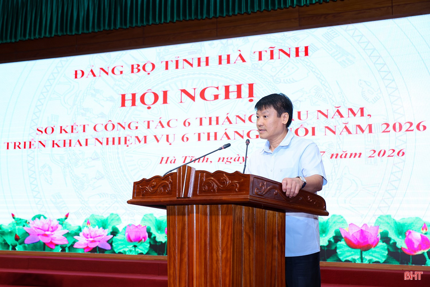 Đồng chí Trần Quang Tuấn - Bí thư Đảng ủy, Chủ tịch HĐND phường Thành Sen tham luận về các giải pháp phát triển kinh tế- xã hội tại hội nghị.