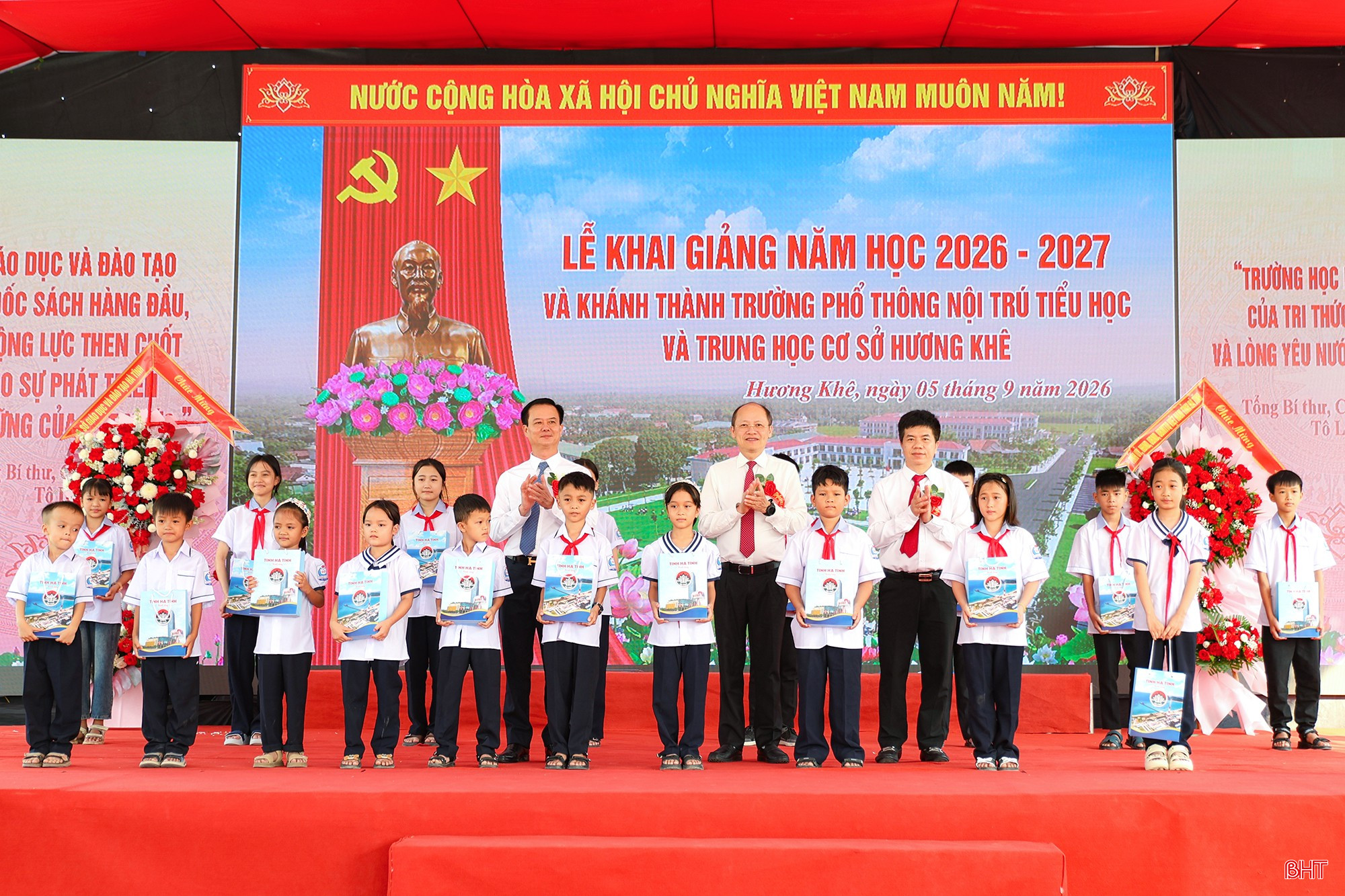 Đồng chí Nguyễn Hồng Lĩnh - Phó Bí thư Thường trực Tỉnh ủy, Chủ tịch HĐND tỉnh và đồng chí Trần Báu Hà - Ủy viên BTV Tỉnh ủy, Phó Chủ tịch Thường trực UBND tỉnh và đại diện lãnh đạo Sở GD&amp;ĐT trao 20 phần quà...