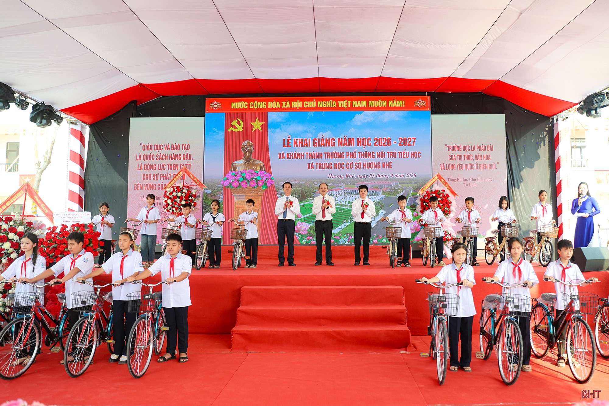 ... và 20 xe đạp cho học sinh gặp hoàn cảnh khó khăn.