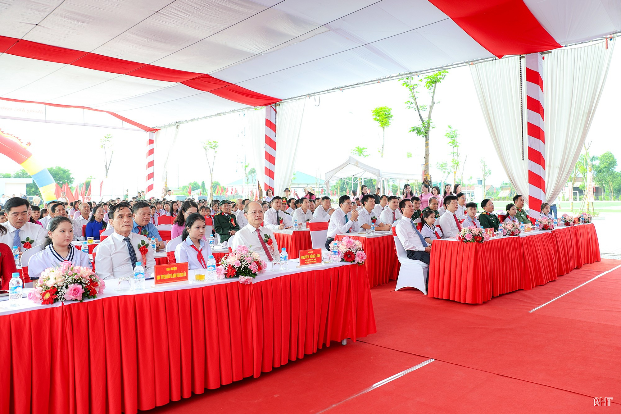 Phó Bí thư Thường trực Tỉnh ủy Nguyễn Hồng Lĩnh và đại biểu tham dự buổi lễ tại Trường Phổ thông nội trú TH&amp;THCS Hương Khê.