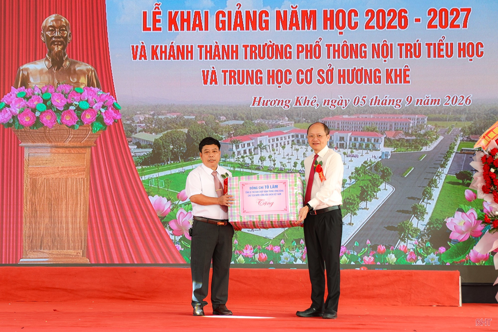Đồng chí Nguyễn Hồng Lĩnh - Phó Bí thư Thường trực Tỉnh ủy, Chủ tịch HĐND tỉnh trao quà của Tổng Bí thư, Chủ tịch nước Tô Lâm tặng Trường Phổ thông nội trú TH&amp;THCS Hương Khê.
