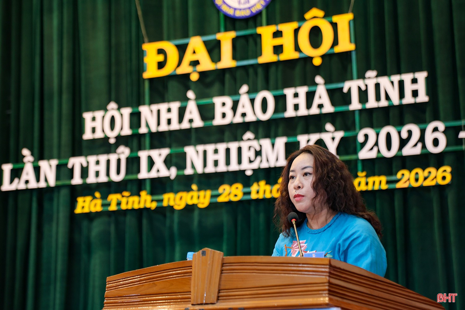 Bà Trần Quỳnh Nga (Chi hội nhà báo Tạp chí Hồng Lĩnh) chia sẻ kinh nghiệm chỉ đạo, định hướng hội viên sáng tác, quảng bá về học tập và làm theo Bác.