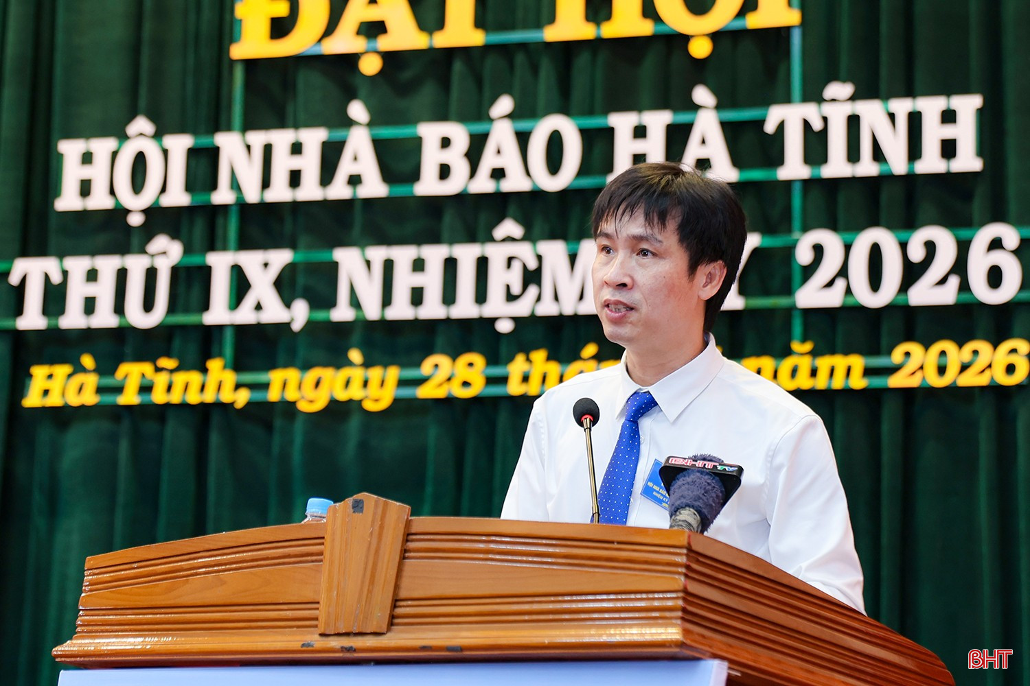 Ông Trần Văn Long (Chi hội nhà báo Báo và phát thanh, truyền hình Hà Tĩnh) trình bày tham luận với chủ đề "Chi hội Báo và phát thanh, truyền hình Hà Tĩnh khẳng định vai trò, vị thế trong kỷ nguyên số".