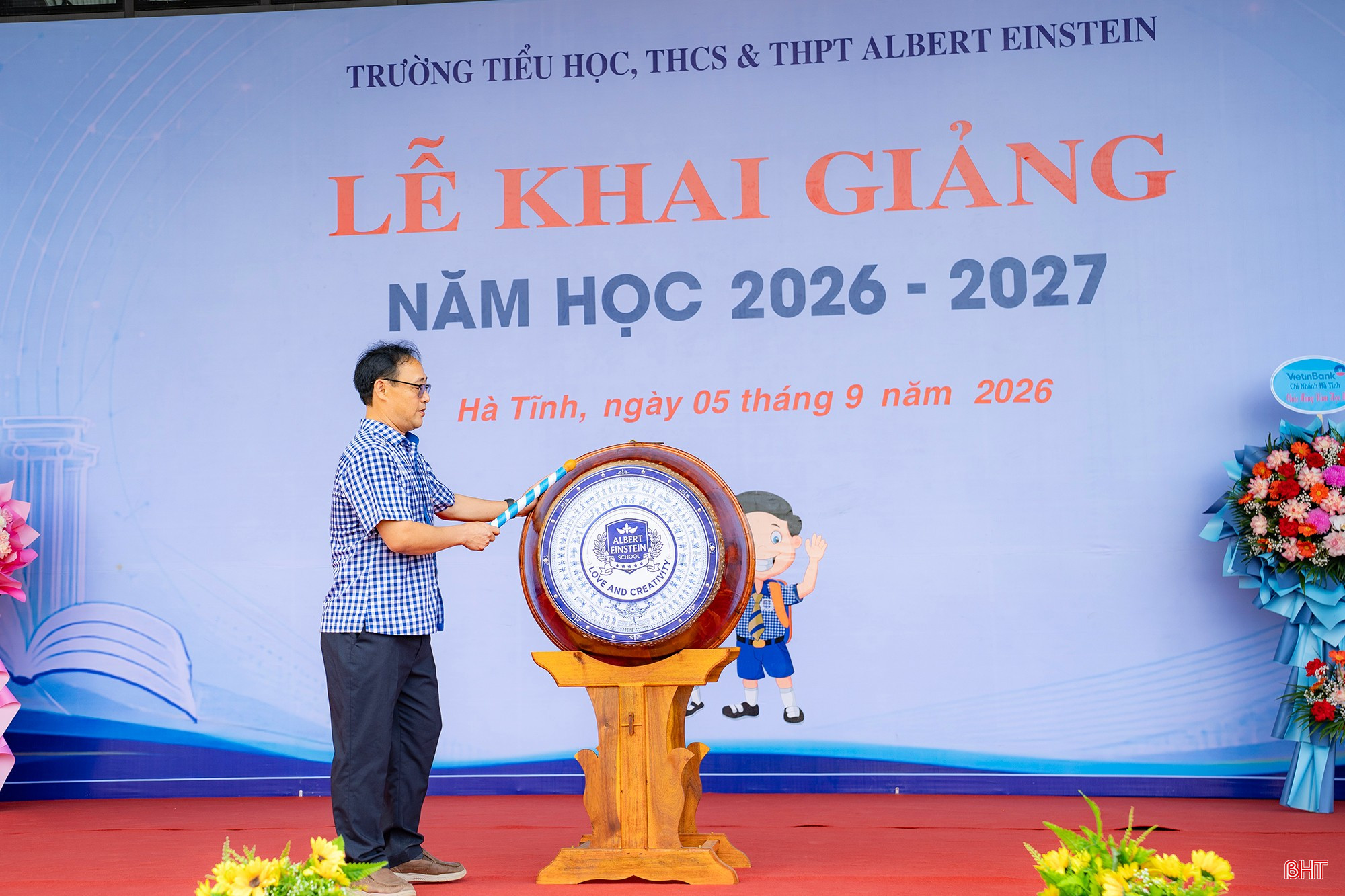 Hiệu trưởng Trường Tiểu học, THCS &amp; THPT Albert Einstein Nguyễn Gia Việt đánh trống khai giảng năm học mới.
