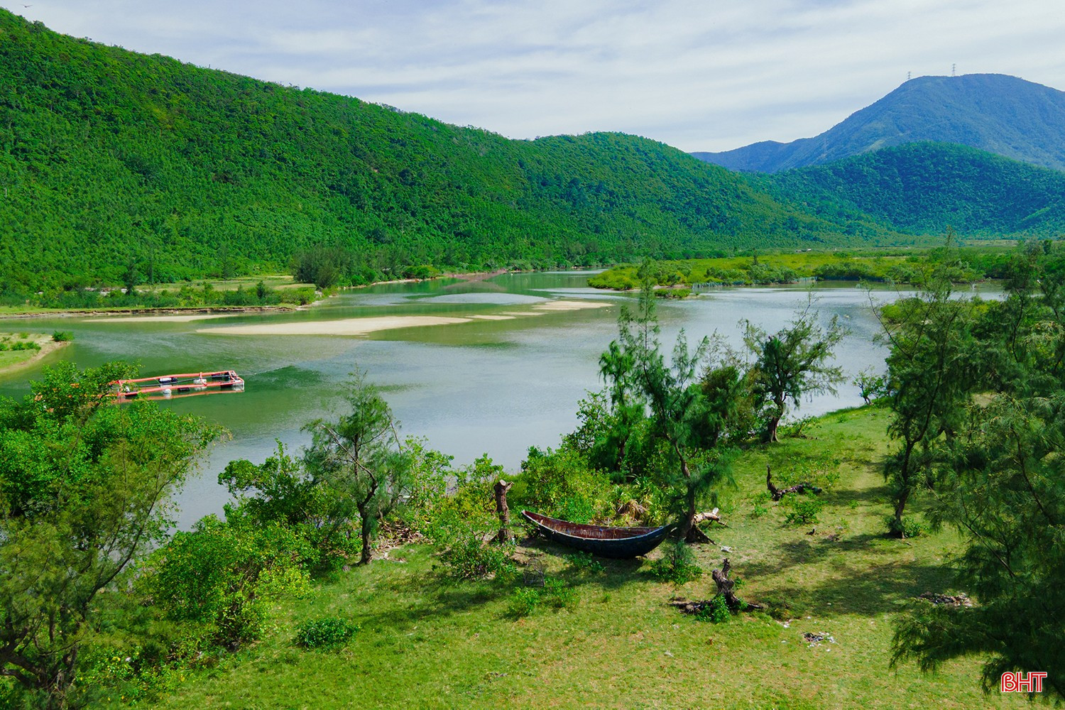 Vẻ đẹp nguyên sơ của điểm cực Nam biển Hà Tĩnh - nơi biển, núi và thiên nhiên hòa quyện, hứa hẹn trở thành một điểm đến đáng trải nghiệm trên bản đồ du lịch của vùng đất núi Hồng, sông La.