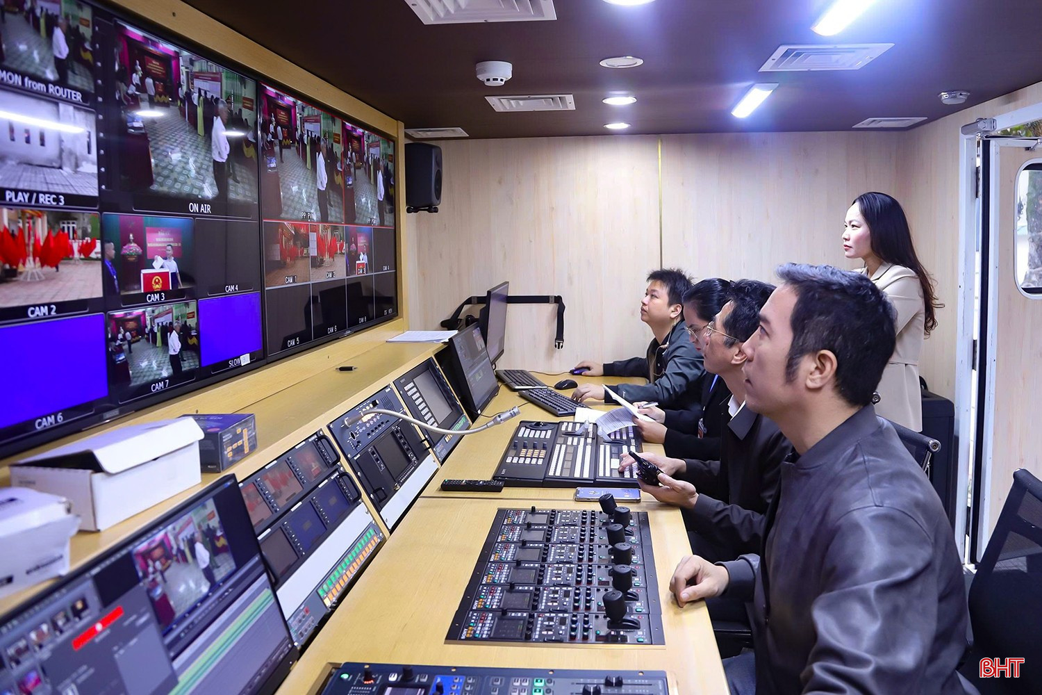 bqbht_br_acan-bo-phong-vien-ky-thuat-vien-bao-va-phat-thanh-truyen-hinh-ha-tinh-tac-nghiep-su-kien-bau-cu-dbqh-khoa-xvi-va-dai-bieu-hdnd-cac-cap-nhiem-ky-2026-2031.jpg
