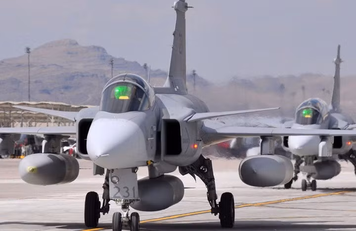 saab jas 39 gripen canh chim la day uy manh