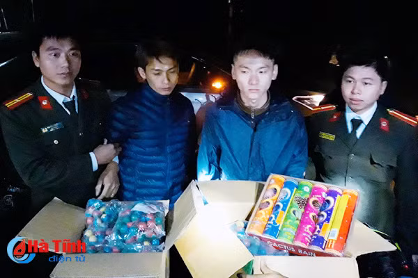 bat 2 thanh nien cho 15kg phao di tieu thu trong dem