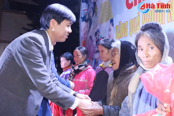 nguoi dep trang an mang nang am den benh nhan ngheo loc ha