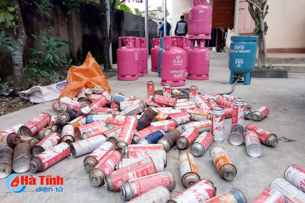 phat hien hon 100 binh gas mini tai 2 co so chiet gas trai phep