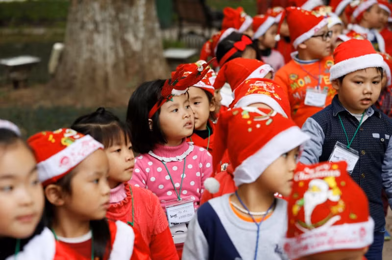 anh doi thuong khong khi don noel o ha noi qua ong kinh pv reuters