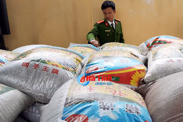 ngan 2 tan hat huong duong bi moc sap tuon ra thi truong ha tinh