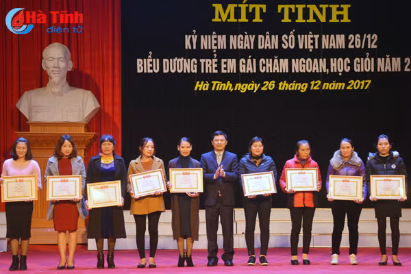 ha tinh bieu duong 26 tre em gai cham ngoan hoc gioi