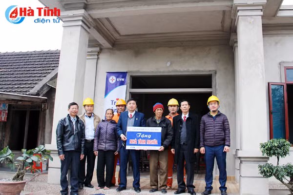 dien luc ha tinh trao nha tinh nghia cho gia dinh chinh sach