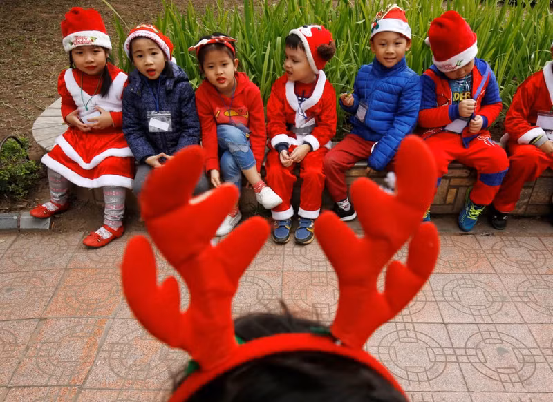 anh doi thuong khong khi don noel o ha noi qua ong kinh pv reuters