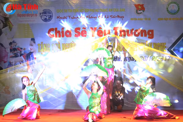 nguoi dep trang an mang nang am den benh nhan ngheo loc ha