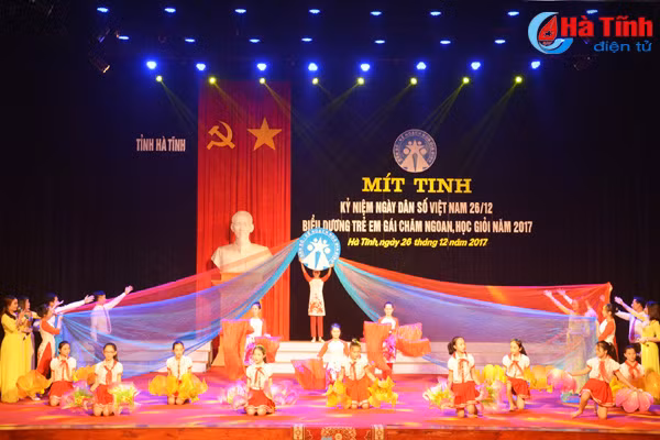 ha tinh bieu duong 26 tre em gai cham ngoan hoc gioi