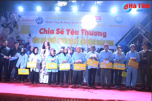 nguoi dep trang an mang nang am den benh nhan ngheo loc ha