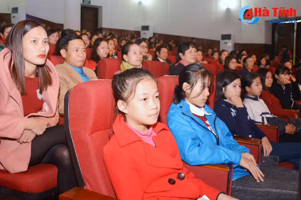 ha tinh bieu duong 26 tre em gai cham ngoan hoc gioi