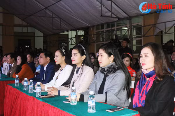 nguoi dep trang an mang nang am den benh nhan ngheo loc ha