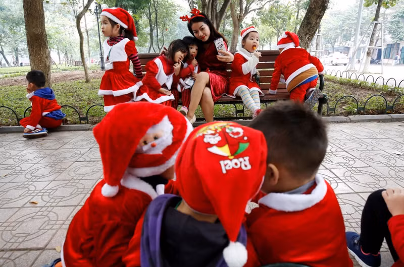 anh doi thuong khong khi don noel o ha noi qua ong kinh pv reuters