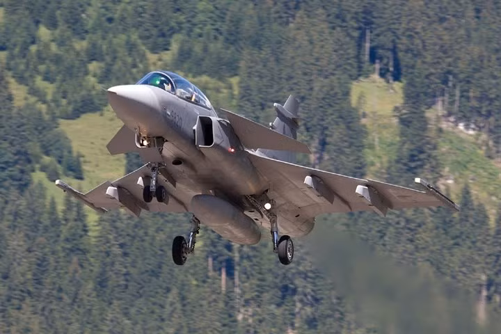 saab jas 39 gripen canh chim la day uy manh