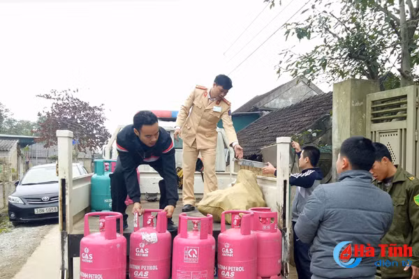 phat hien hon 100 binh gas mini tai 2 co so chiet gas trai phep