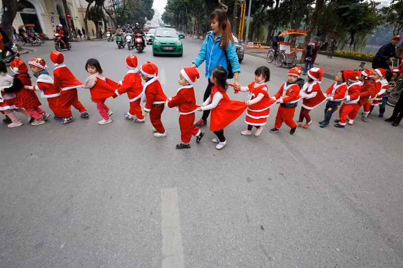 anh doi thuong khong khi don noel o ha noi qua ong kinh pv reuters