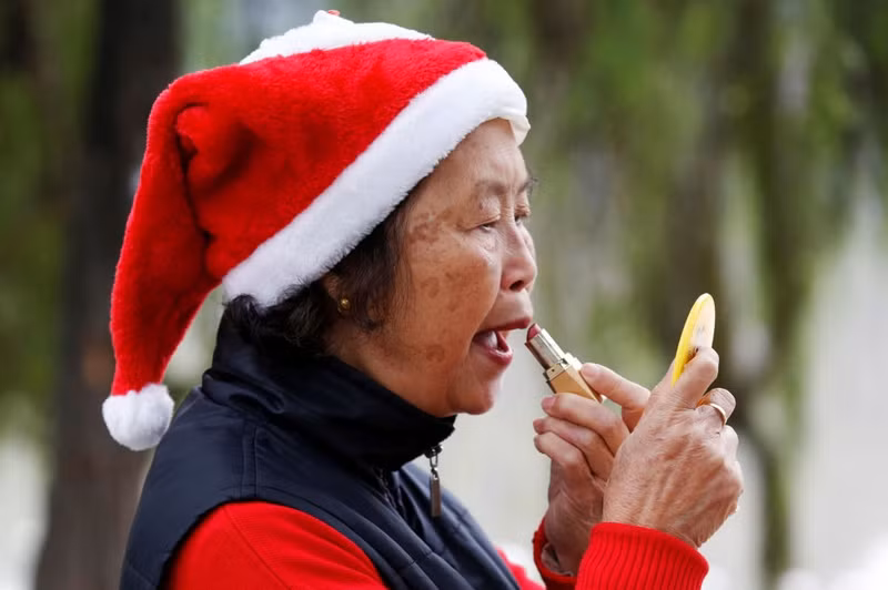 anh doi thuong khong khi don noel o ha noi qua ong kinh pv reuters