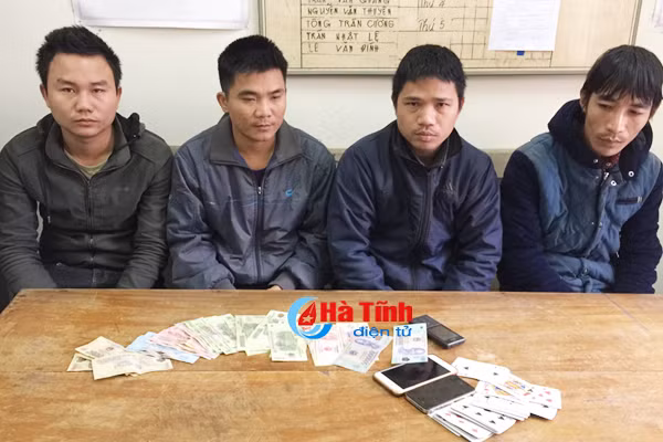 cong an ap bat 4 con bac o xa mien nui cao ha tinh
