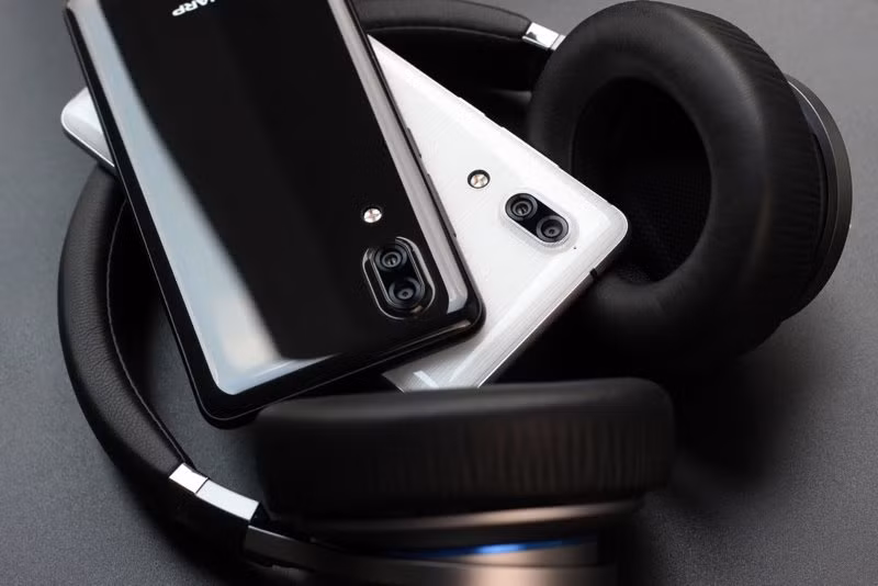 sharp se ra mat smartphone man hinh tran vien tai viet nam dau nam moi