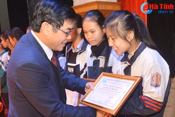 ha tinh bieu duong 26 tre em gai cham ngoan hoc gioi
