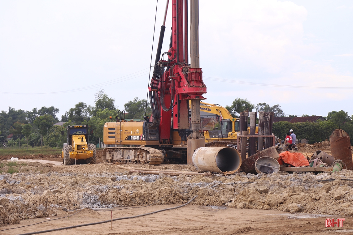 Cận cảnh thi công nút giao cao tốc đoạn Diễn Châu - Bãi Vọt - Hàm Nghi