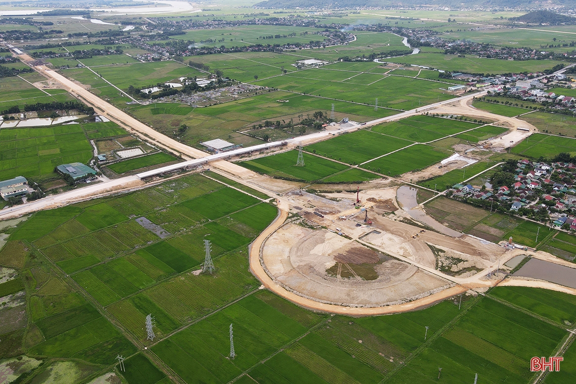 Cận cảnh thi công nút giao cao tốc đoạn Diễn Châu - Bãi Vọt - Hàm Nghi