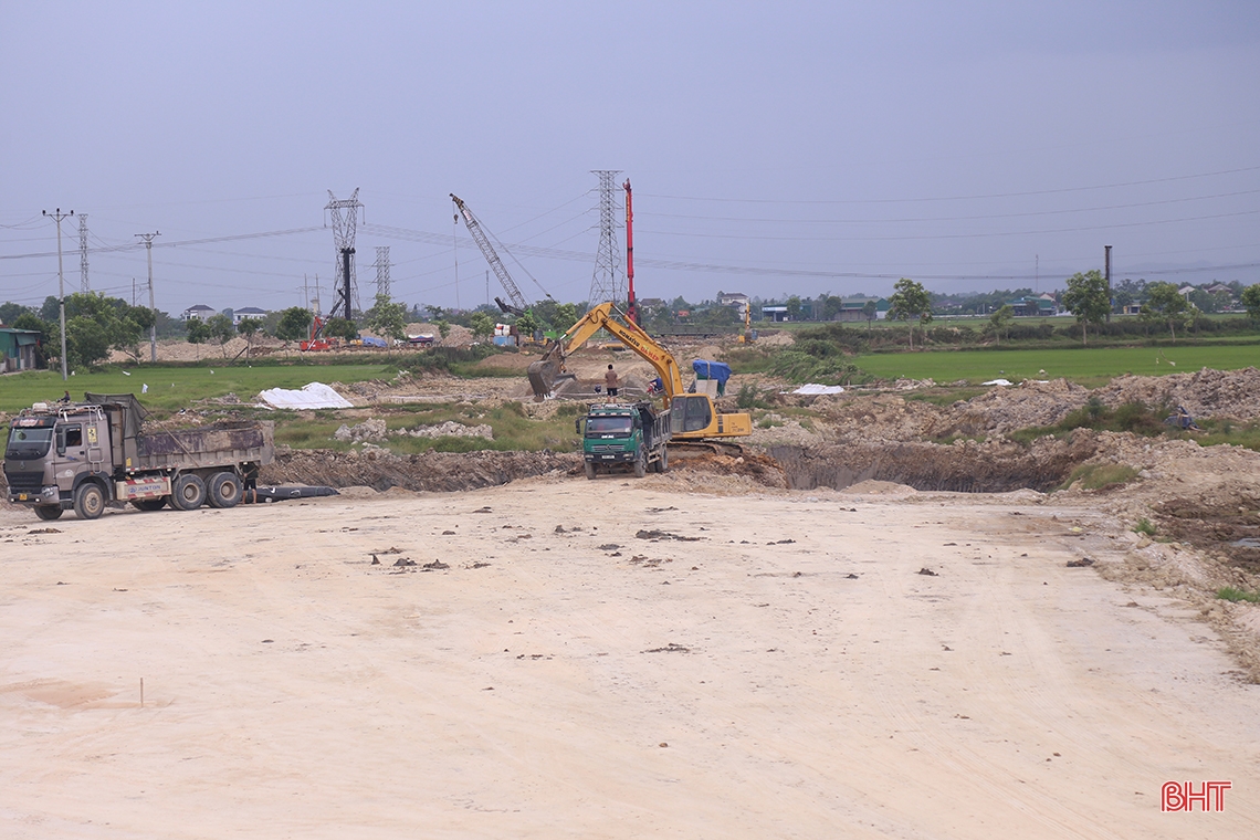 Cận cảnh thi công nút giao cao tốc đoạn Diễn Châu - Bãi Vọt - Hàm Nghi