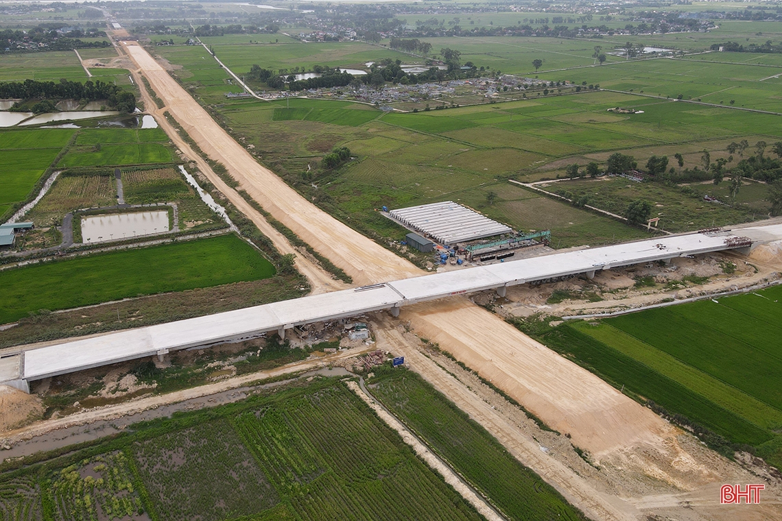 Cận cảnh thi công nút giao cao tốc đoạn Diễn Châu - Bãi Vọt - Hàm Nghi