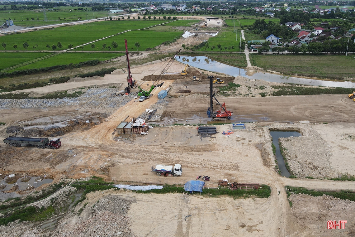 Cận cảnh thi công nút giao cao tốc đoạn Diễn Châu - Bãi Vọt - Hàm Nghi
