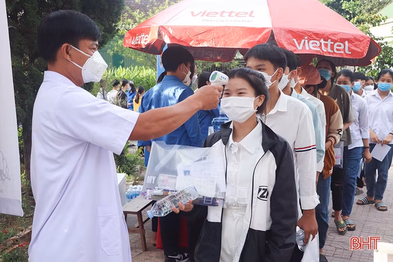Thí sinh Hà Tĩnh thực hiện nghiêm quy chế trường thi, bắt đầu làm bài tự luận môn Ngữ văn