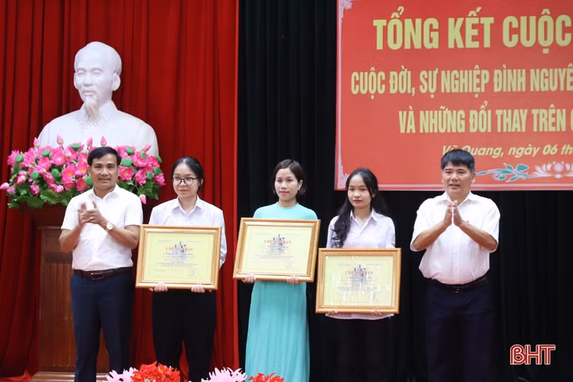 Trao giải Cuộc thi viết về Đình nguyên Tiến sỹ Phan Đình Phùng và huyện Vũ Quang