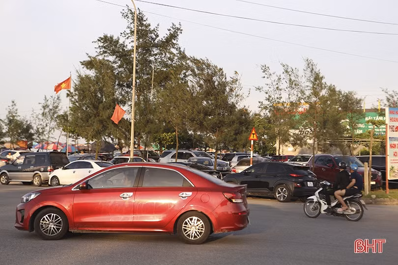 Du khách đổ về biển Hà Tĩnh “giải nhiệt” dịp cuối tuần