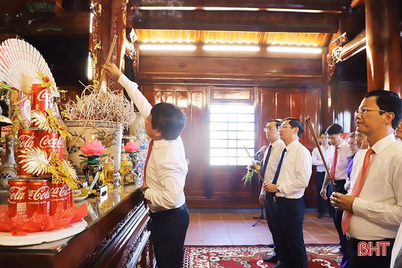 Lãnh đạo TP Hà Tĩnh dâng hương Khu lưu niệm Bác Hồ và ra mắt các công trình chào mừng