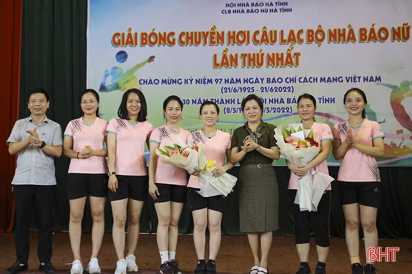 Tổ chức thành công Giải Bóng chuyền hơi CLB Nhà báo nữ Hà Tĩnh